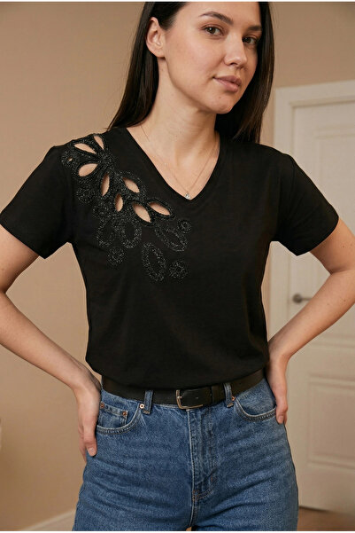 MetuCA Γυναικείο μπλουζάκι από βαμβάκι με μαύρο λαιμόκοψη V και κεντημένα στρας