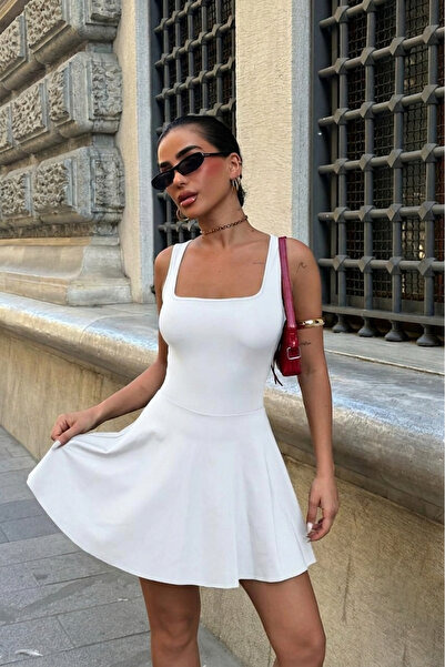 Les Séduisantes c.a. Κοντό φόρεμα με τετράγωνο γιακά και υφασμάτινο σορτς με ...