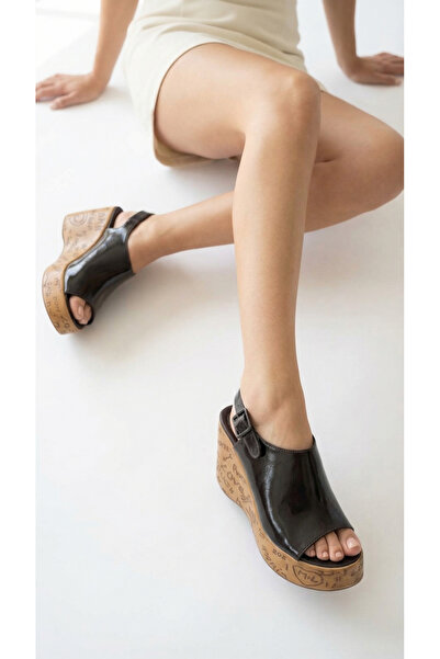 Limeo Γυναικεία πέδιλα με κλειστή πόρπη και λεπτομέρειες, ψηλά, με όψη ψάθας,...