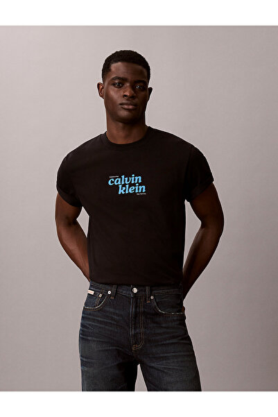 Calvin Klein تي شيرت رجالي بتفاصيل جرافيكية من Travel Font من SS 20's