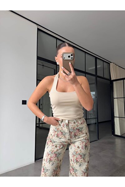 BB Bensu Buyruk ΜΠΛΟΥΖΑ ΜΕ ΛΑΙΜΟ ΠΟΥ ΔΙΑΤΙΚΤΑΙΓΝΟΥΕΙ ΤΟΝ ΛΑΧΕΝΑΡΙΟ ΜΠΕΖ