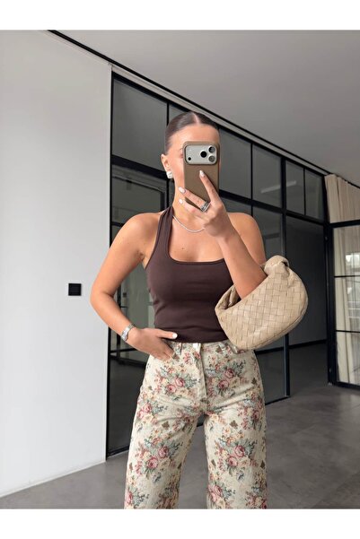 BB Bensu Buyruk ΜΠΛΟΥΖΑ ΜΕ ΛΑΙΜΟ ΠΟΥ ΔΙΑΤΙΚΤΑΙΓΝΟΥΕΙ ΤΟΝ ΛΑΪΜ ΤΟΥ ΛΟΥΜΙΟΥ ΚΑΦΕ