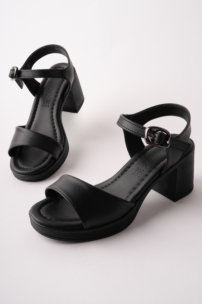 Madam Tarz NVL-794 Σανδάλια με ίσια φαρδιά τακούνια και ιμάντα