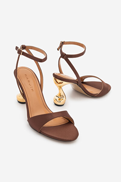 Marjin Γυναικεία οβάλ πέδιλα με λουράκι στον αστράγαλο, μεταλλικό χρυσό τακού...