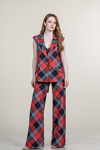 MissVina Μπουφάν με σχισμή στην πλάτη, γιλέκο με γιακά και παντελόνι με ζώνη ...