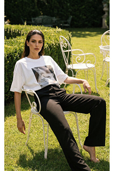 Amia&Co. Γυναικείο λευκό μπλουζάκι με στάμπα σε μεγάλο μέγεθος, βασικό μοντέρ...