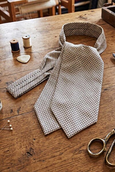 Kravatkolik Motif Pattern White Italian Silk Ascot Tie Sac40