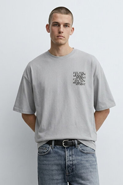 MATERIAL Ανδρικό καλοκαιρινό μπλουζάκι με στάμπα σε γκρι χρώμα, oversize