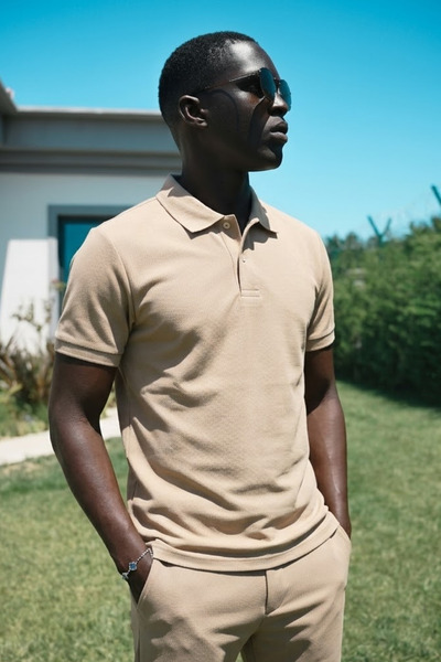 MATERIAL Ανδρικό βαμβακερό μπλουζάκι Comfort σε μπεζ χρώμα με λαιμόκοψη πόλο