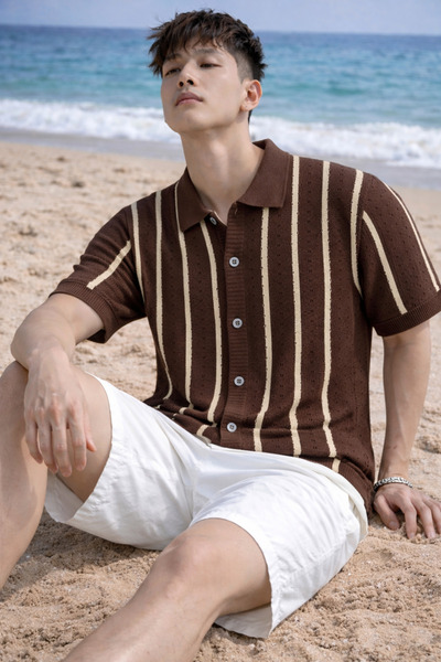 Tarz Cool قميص تريكو رجالي مخطط بياقة كارديجان صيفي بقصة مريحة