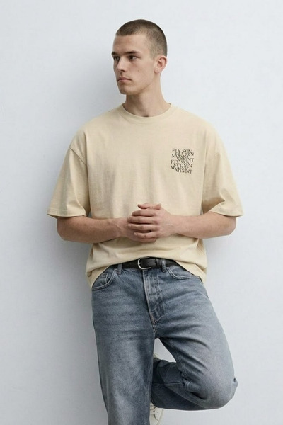 MATERIAL Ανδρικό καλοκαιρινό μπλουζάκι με στάμπα σε μπεζ χρώμα oversize