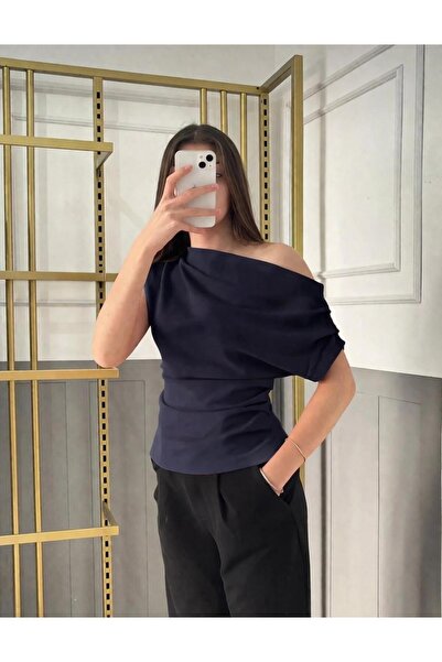 peri tower Μπλούζα από ύφασμα κρεπ με πλεκτό ασύμμετρο γιακά και λεπτομέρεια ...