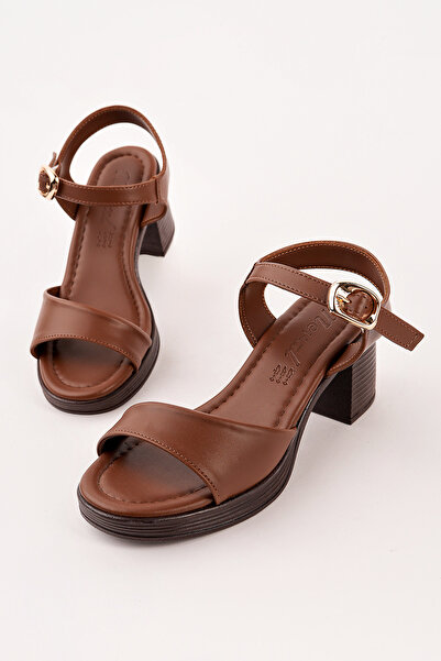 Madam Tarz NVL-794 Σανδάλια με ίσια φαρδιά τακούνια και ιμάντα