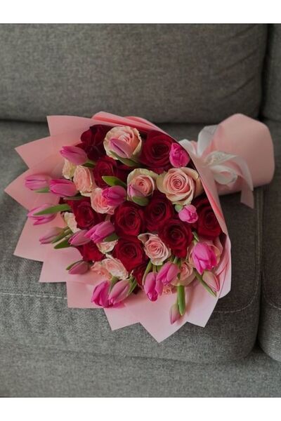 Caelia pembe lale pembe ve kırmızı gül buketi hediyelik gerçek görünümlü yapa...