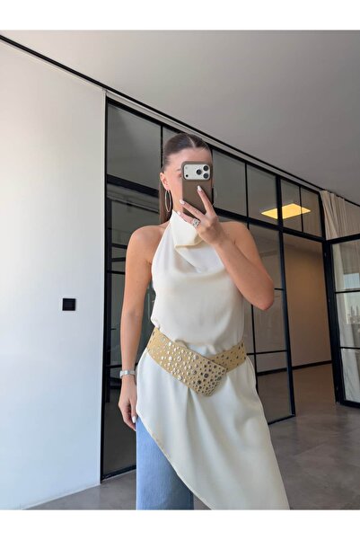 BB Bensu Buyruk ΑΣΥΜΜΕΤΡΙΚΗ ΣΑΤΕΝ ΜΠΛΟΥΖΑ ΜΕ ΚΟΡΔΕΛΑ ΣΤΟ ΛΑΙΜΟ