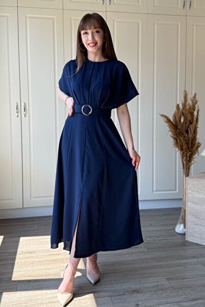 Dilay Gökoğlu Butik Κομψό μίντι φόρεμα σε σκούρο μπλε με ζώνη, ντραπέ στο στή...