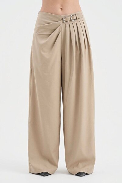 tw3 Γυναικείο δερμάτινο παντελόνι με λεπτομέρεια αγκράφας στο μπροστινό μέρος...