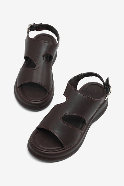 Tonny Black Γυναικεία καφέ άνετα σανδάλια με επίπεδη αγκράφα