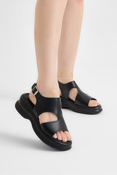 Tonny Black Γυναικεία μαύρα άνετα σανδάλια με επίπεδη αγκράφα