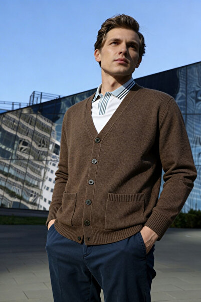 Desen Triko Ανδρική μάλλινη ζακέτα με λαιμόκοψη V και τσέπες, σε σκούρο καφέ ...