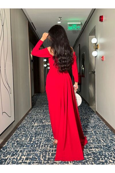 Mira A Soft and Elegant Evening Gown Made of Barbie Material, the Dress Features an Off-The-Shoulder Design That Highlights the Beauty and Femininity of the Shoulders.
