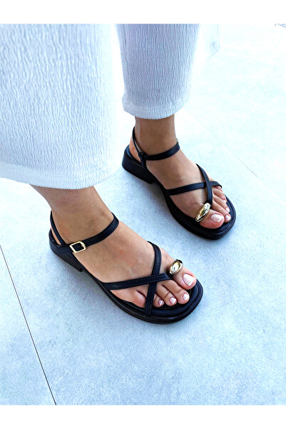 Scarpebutik Γυναικεία μαύρα χρυσά δαχτυλίδια με λεπτομέρειες casual σανδάλια