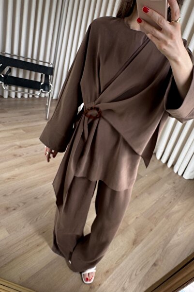 Sue Store Καφέ Σετ Μπλούζας και Παντελονιού με Λεπτομέρεια Κούμπωμα Σάλιου