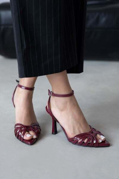 STRASWANS Γυναικεία πέδιλα με τακούνι Cielo από λουστρίνι σε μπορντό χρώμα