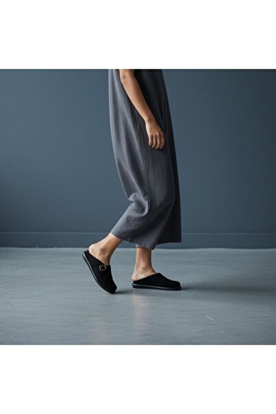 NE&VE SHOES Μαύρες βελούδινες γυναικείες άνετες παντόφλες Sabo με αγκράφα από...