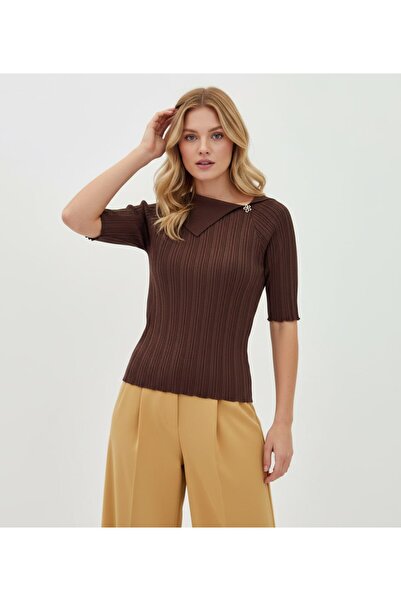 Noi Belis Πλεκτή μπλούζα με λεπτομέρεια αξεσουάρ σε σχέδιο γιακά που γυρίζει ...