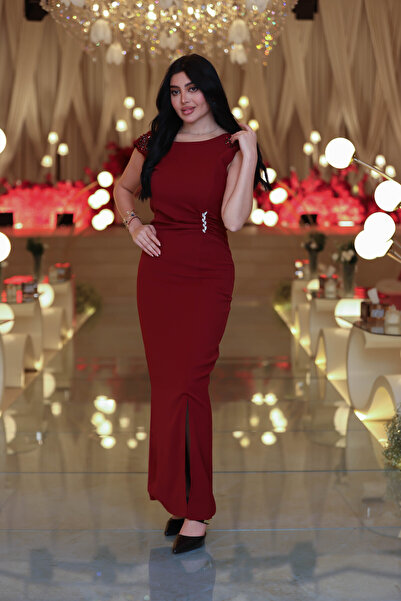 JAQUEEN فستان عنابي بتصميم أنثوي راقٍ