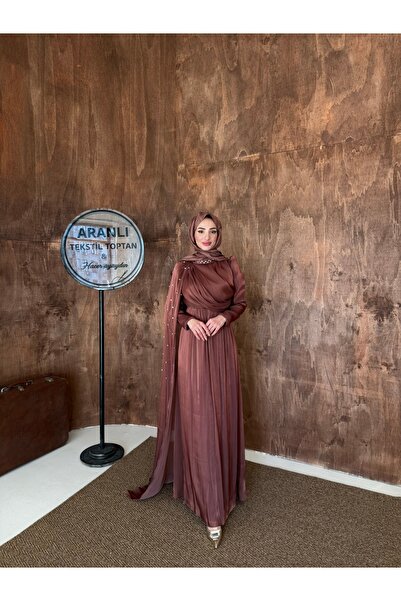 Aranlı tekstil Βραδινό φόρεμα με πέτσαλο και μανίκια