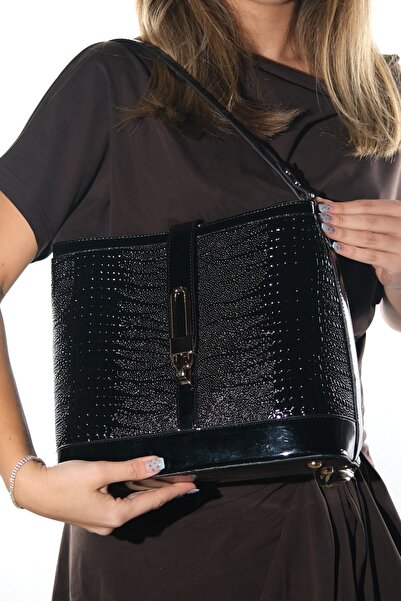 LuviShoes 5945 Γυναικεία τσάντα ώμου με στάμπα σε μαύρο λουστρίνι