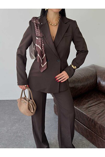 Moda İkra Κομψό και μοντέρνο γυναικείο σύνολο, τελειωμένο με ένα σάλι με σχέδ...