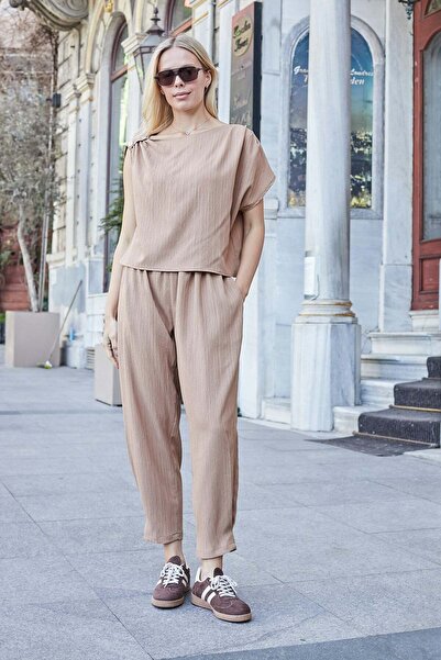 Jument Γυναικεία λινή μπλούζα με ασύμμετρη πλισέ λαιμόκοψη και κορδόνι περίσφ...