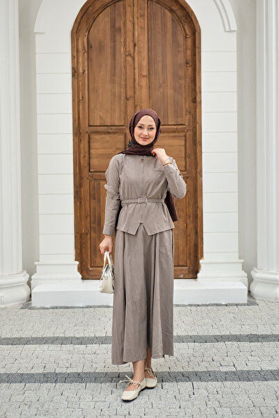 LOCCO طقم تنورة نسائي بتفاصيل جيوب وحزام وربطة عنق باللون الحجري