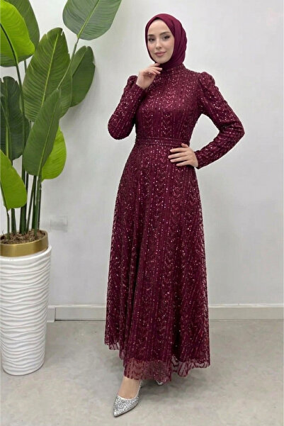 Tesettür Diyarı Βραδινό φόρεμα με ζώνη και κεντημένο τεσσέρτουρ - Βουργουνδίας