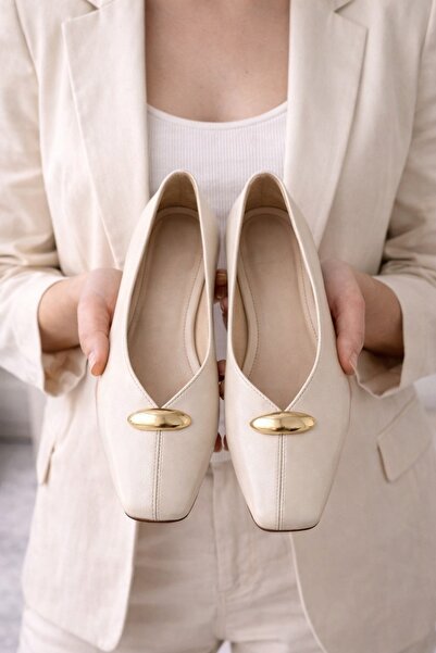 modastilin HELYN Γυναικεία Μπεζ Παπούτσια Μπαλαρίνας με Χρυσά Αξεσουάρ και Τε...