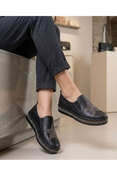 Daloğlu Μαύρο δερμάτινο παπούτσι με πέτρινη λεπτομέρεια και σχέδιο αστεριών Γ...