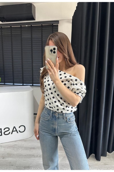 Özgece DÜŞÜK TEK OMUZ PUANTİYELİ BLUZ