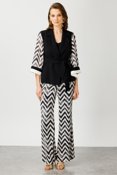 Moda İlgi Κομψό γυναικείο μπουφάν με ζιγκ-ζαγκ σχέδιο, λεπτομέρεια στα μανίκι...