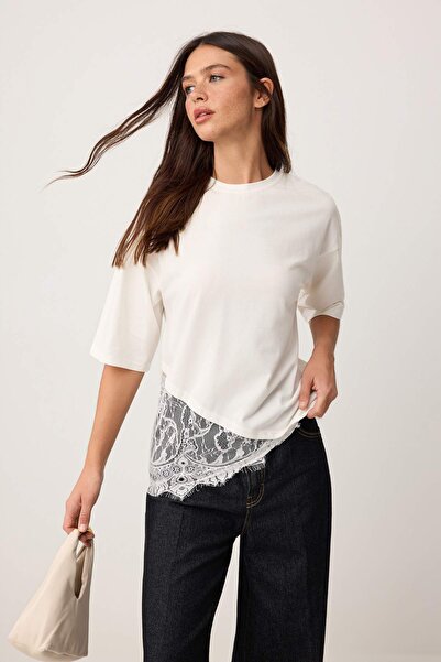 Συλλογή Trendyol Εκρού Πλεκτό T-Shirt με κοντό μανίκι και λεπτομέρεια από δαν...