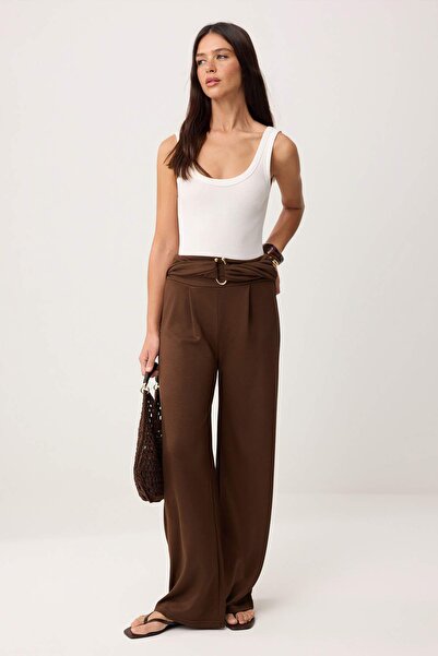Συλλογή Trendyol Καφέ παντελόνι με λεπτομέρεια αξεσουάρ τύπου καρότο/σαλβάρι,...