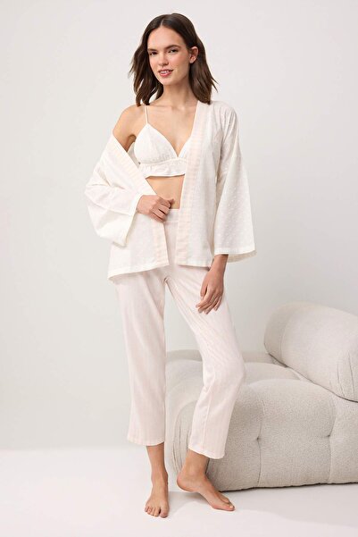Συλλογή Trendyol Λευκό σετ πιτζάμες 3 τεμαχίων με ρίγες και λεπτομέρεια καρδι...