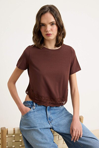 Trendyolmilla  Kahverengi Regular/Normal Kalıp Kısa Kollu Dantelli Tok %100 Pamuk Örme T-shirt TWOSS26TS00224