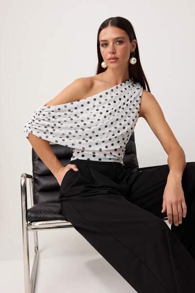 Συλλογή Trendyol Λευκό-Πολύχρωμο Πουά Ασύμμετρο Γιακά Αμάνικη Πλεκτή Μπλούζα ...