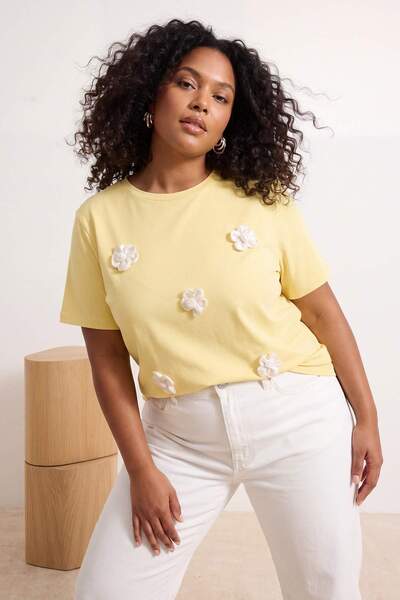 Trendyol Curve Κίτρινο μπλουζάκι με λεπτομέρεια αξεσουάρ λουλουδιών, κανονική...