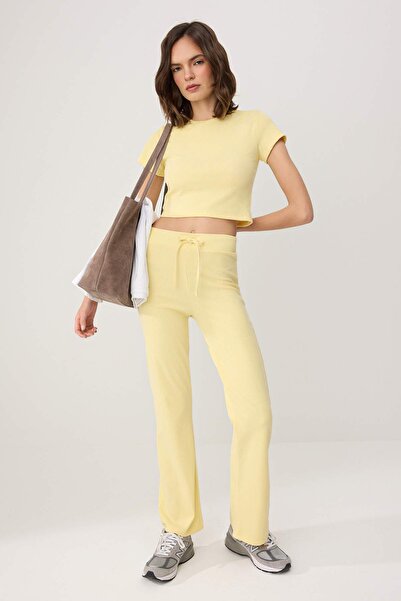 Trendyol Kollektion Gelbes, eng anliegendes, elastisches Strick-Oberteil und ...