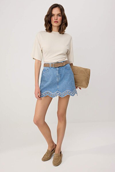 Συλλογή Trendyol Μπλε Μίνι Τζιν Φούστα με Λεπτομέρεια Κεντήματος TWOSS26ET00159