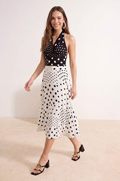 Συλλογή Trendyol Λευκή Μαύρη Πουά Μίντι Φούστα Βισκόζης με άνοιγμα TWOSS26ET0...